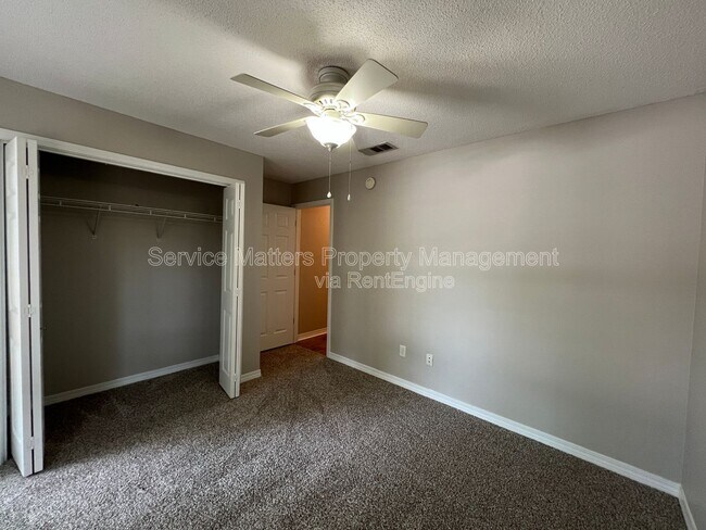 Building Photo - 5959 Sleepy Hollow Ct
