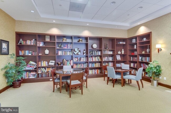 Building Photo - Modern 1BR Condo at The Phoenix with Premi...