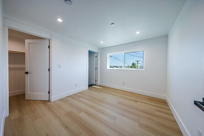 Building Photo - 1330 S Longwood Ave