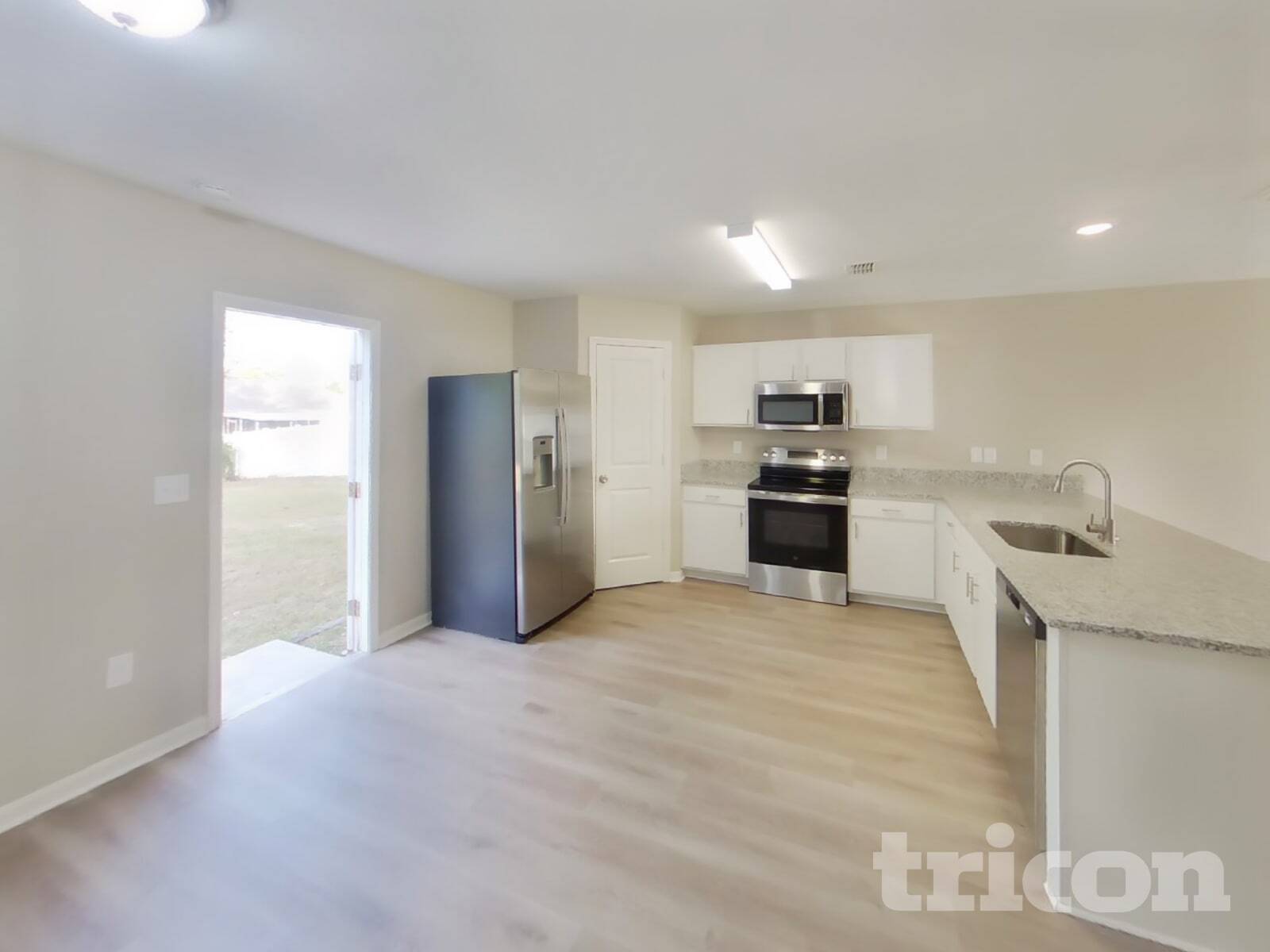 Building Photo - 2425 Lake Forest Ave