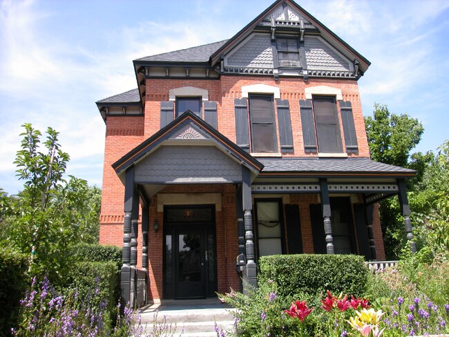 Building Photo - 334 E Mulberry St