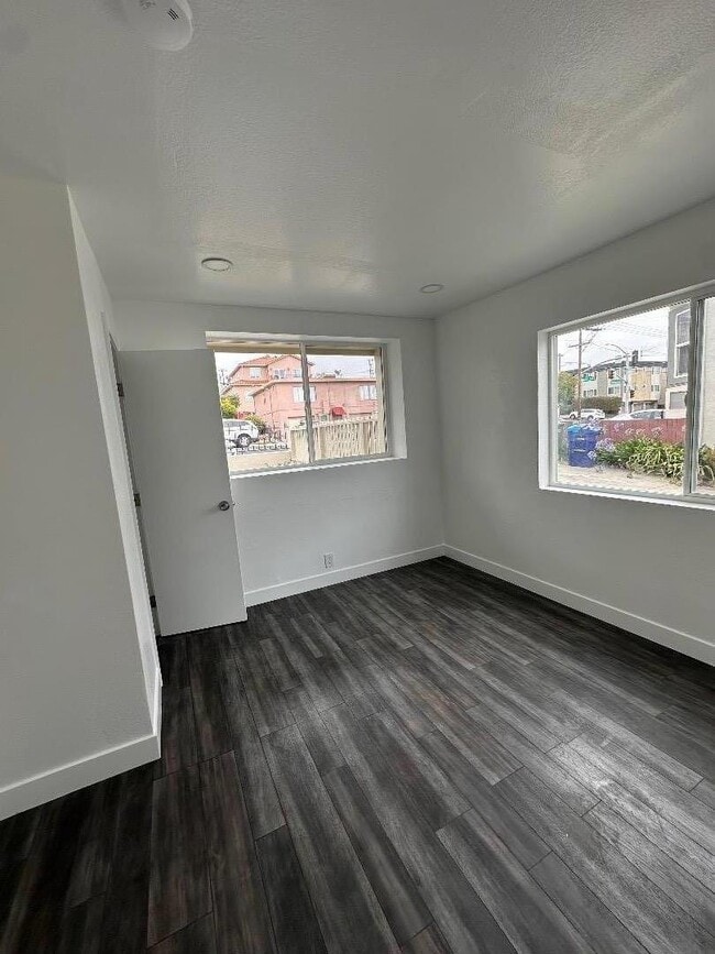 Building Photo - 509 Commercial Ave