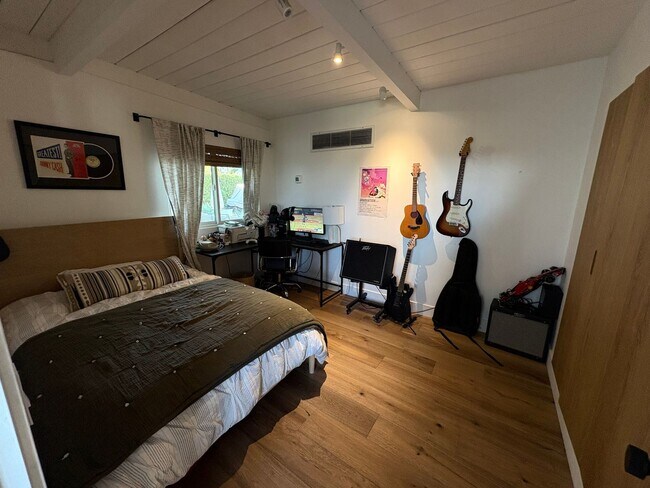 Building Photo - Great private location from this Fully ren...