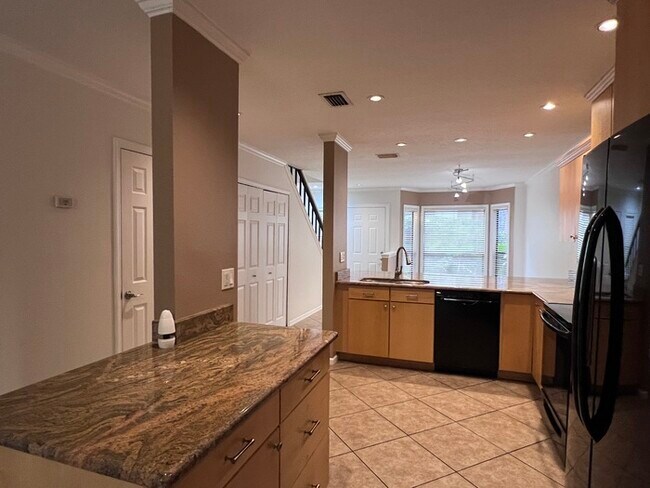Building Photo - Beautifully updated 2 bedroom 2 1/2 baths ...