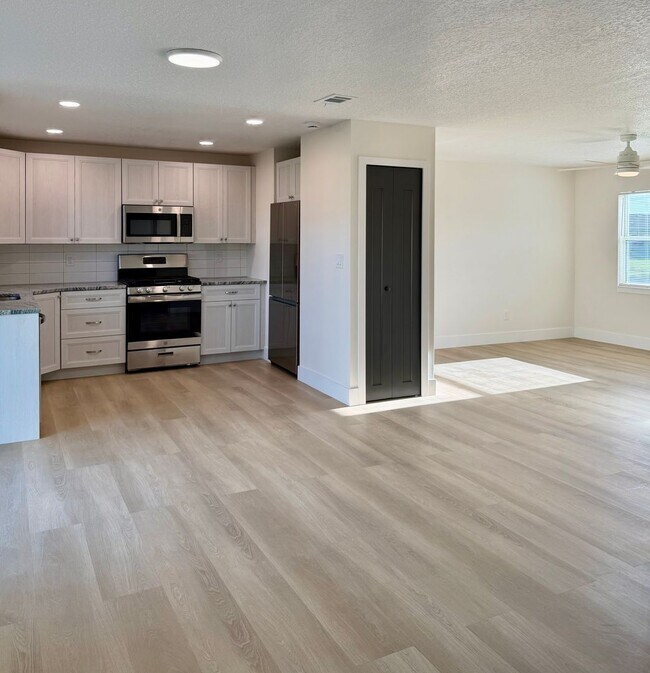 Building Photo - Adorable Makeover Melbourne Florida-Close to Wickham Rd.