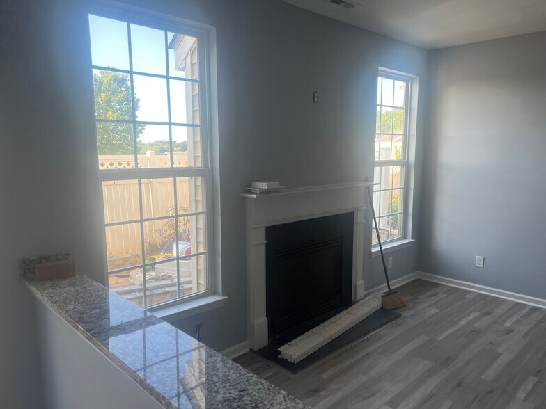 Building Photo - 7611 Bluff Point Ln