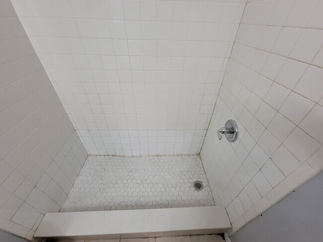 Building Photo - 4846 Royal Palm Ave