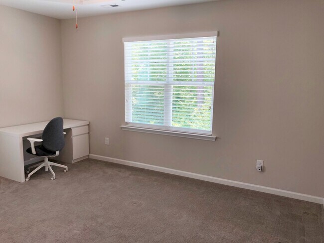 Building Photo - 3 Bed 2.5 Bath End Unit with Fenced in Backyard at Winsford At the Park!