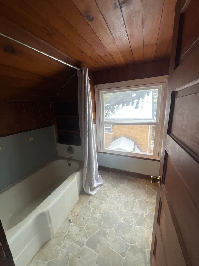 Building Photo - Spacious 3 bedroom 2 bath!