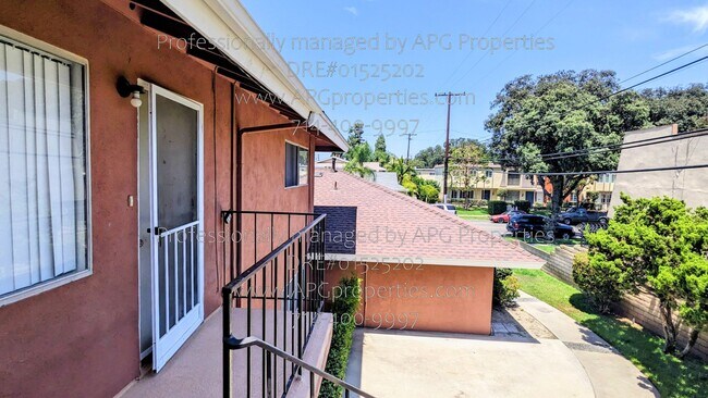 Building Photo - 1810 W Greenleaf Ave