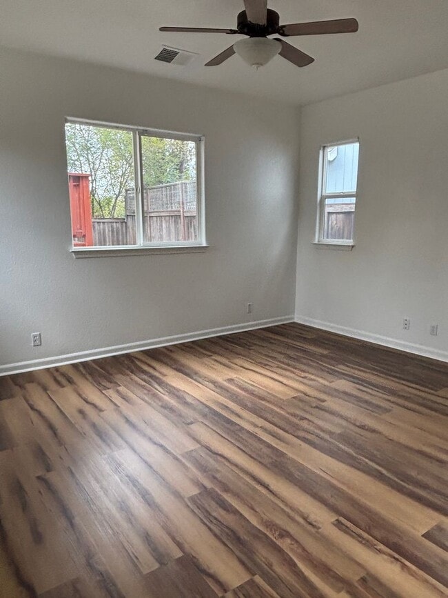 Building Photo - rh2643bussdr