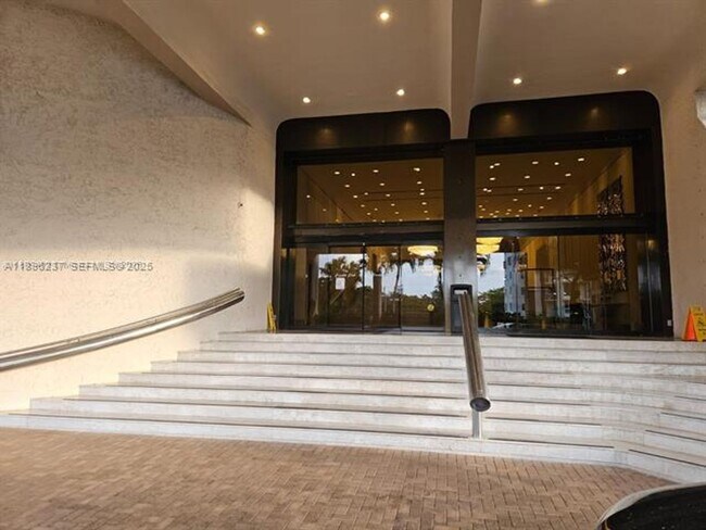 Building Photo - 1800 NE 114th St