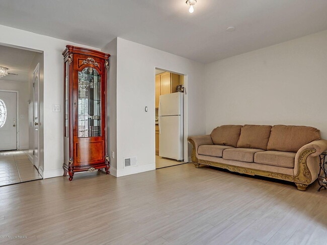 Building Photo - "Charming 3-Bed, 2- in Lakewood -