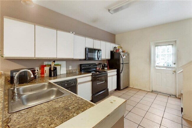 Building Photo - Duplex 11 Bedrooms 6 Baths Available August 2025