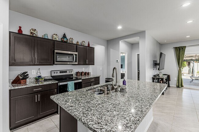 Building Photo - 5 Bedroom home in Maricopa