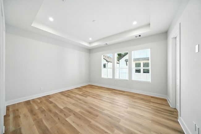 Building Photo - 2304 Hoskins Dr