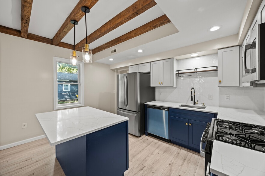 Building Photo - 16 School St