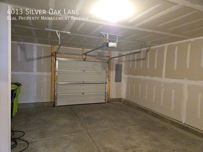 Building Photo - 4013 Silver Oak Ln