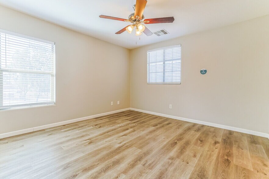 Building Photo - 3809 E Santa Fe Ln