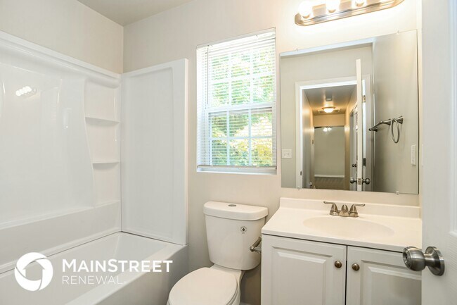 Building Photo - 5945 Hamilton Oaks Dr