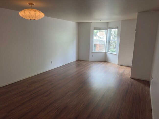 Building Photo - 1500 SW Park Ave