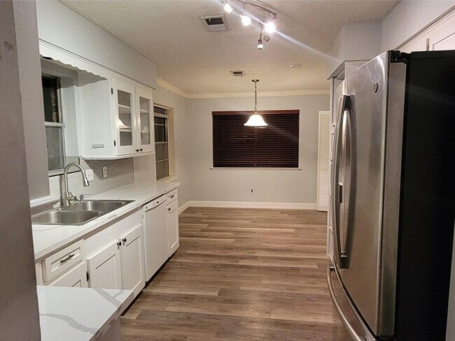 Building Photo - 1918 Crystal Springs Dr