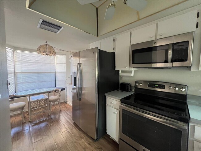 Building Photo - 9303 Golf View Dr
