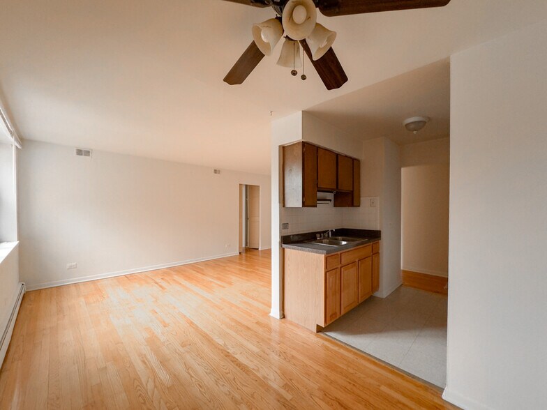 Building Photo - 535 W Aldine Ave