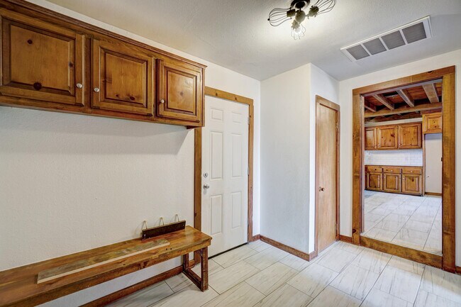 Building Photo - Beautiful 2 bed Ranch style home on 5 acres!