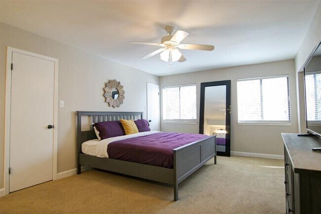 Building Photo - 1135 Barton Hills Dr