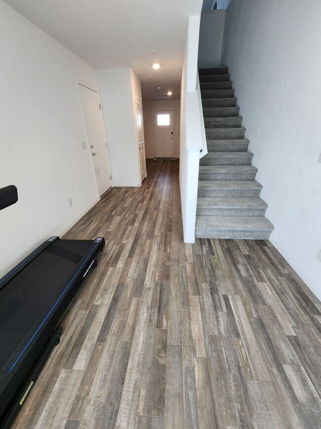 Building Photo - Charming 3BR/2.5BA Home in Las Vegas – Uti...