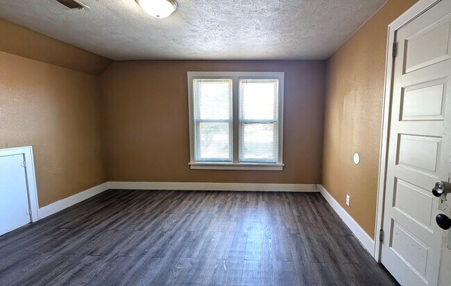 Building Photo - 204 W Larch Ave
