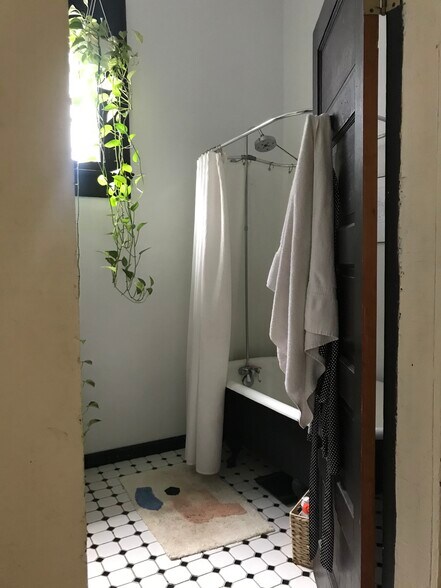 Original Claw foot Tub / Shower - 3611 Banks St