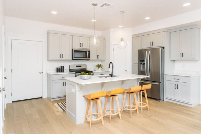 Building Photo - Newer End Unit Townhome in Woodland Estates