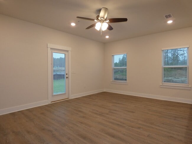 Building Photo - Stunning Townhome - End Unit
