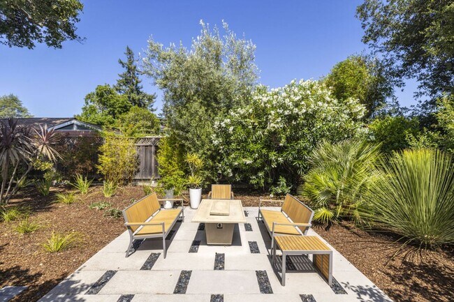 Building Photo - Beautifully Remodeled 4 Bed, 3 Bath Home w...