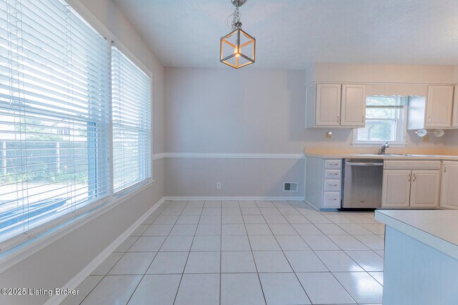 Building Photo - 2901 Creekside Dr
