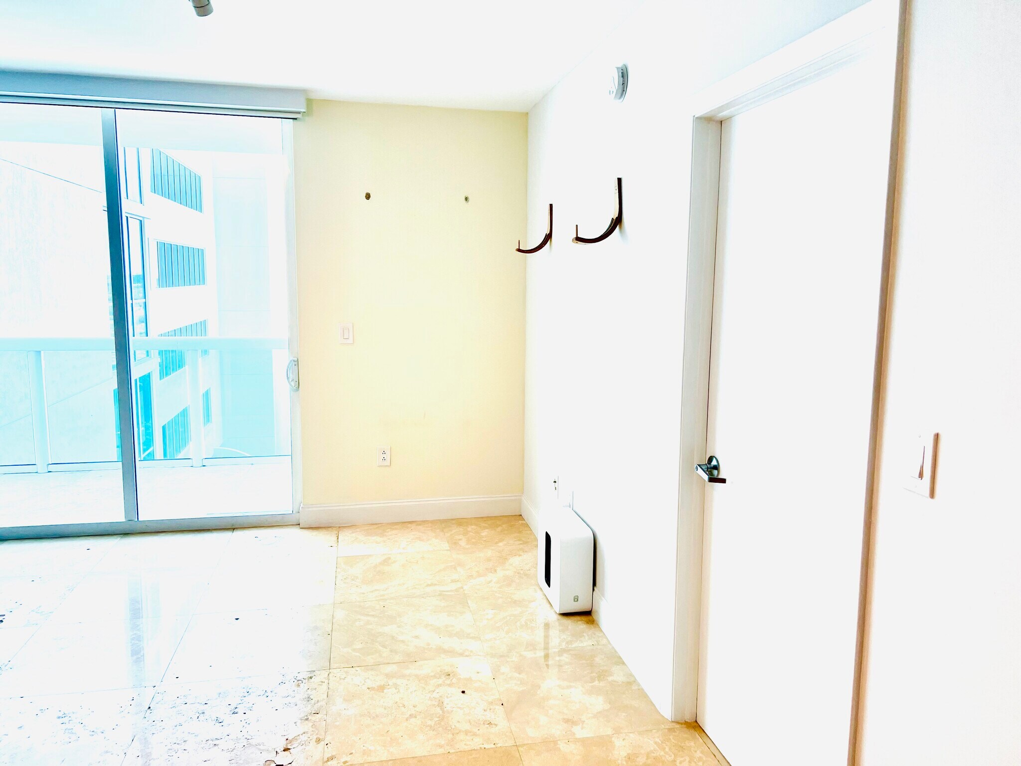 Living room - 1800 N Bayshore Dr