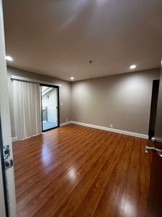 Building Photo - Now leasing beautiful one bedroom home!