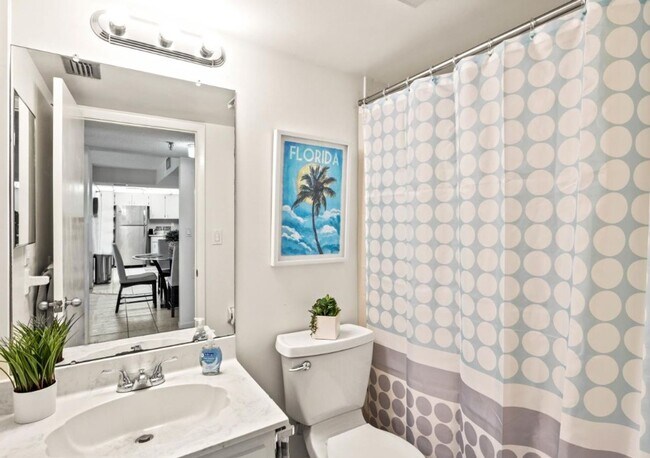 Building Photo - Beautifully Furnished Annual 2BR/2BA Condo...