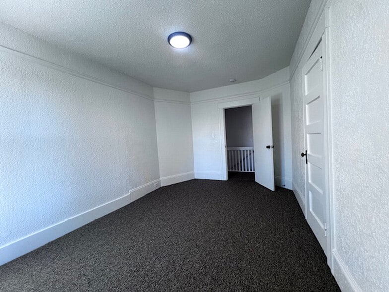 Building Photo - 709 32nd St