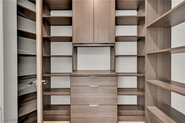 Building Photo - 68 Grey Feather Dr