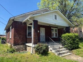 Building Photo - Remodeled Home in North Nashville - 5 Minu...