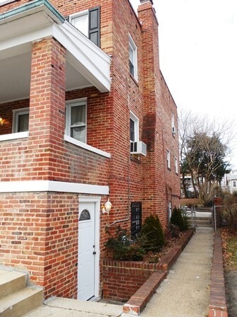 Building Photo - 1334 Hamlin St NE