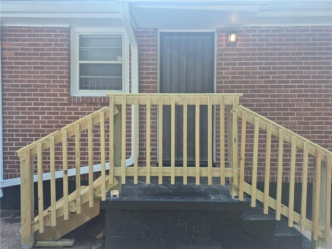 Building Photo - 547 Westmeath Dr SW