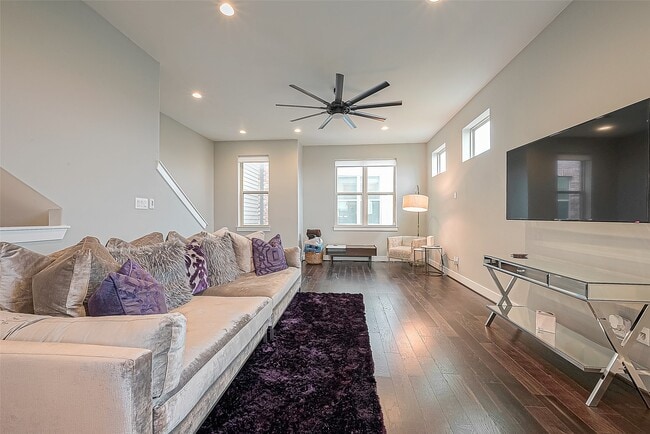 Building Photo - 712 Clark St