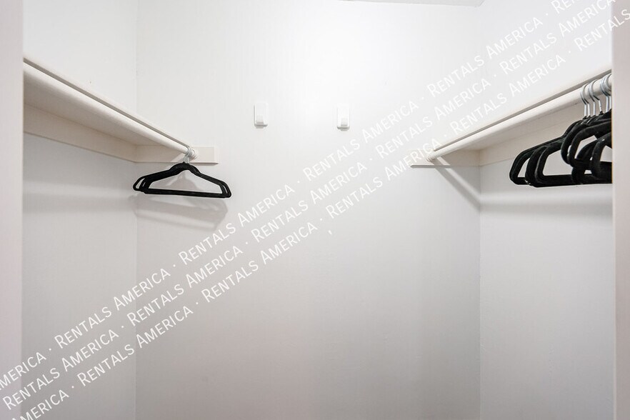 Building Photo - 1601 W Sunnyside Dr