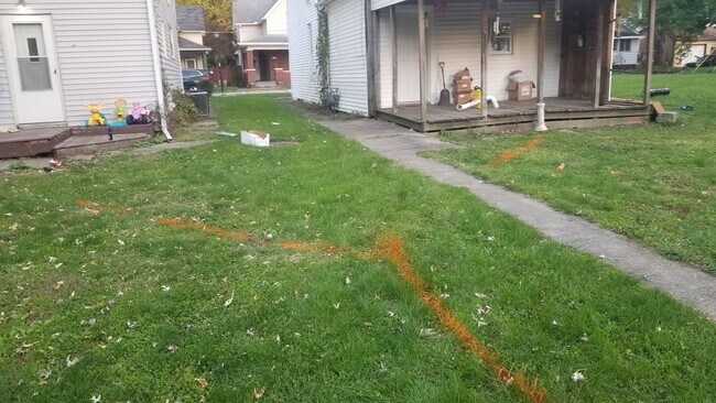 Building Photo - 3 BR 1 1/2 Bath 2 Story Available Now!