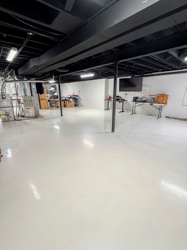 Building Photo - 9027 Skyline Dr