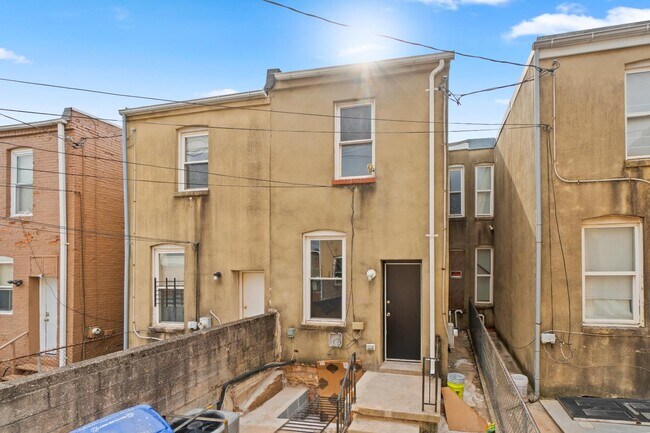 Building Photo - 2526 E Fayette St